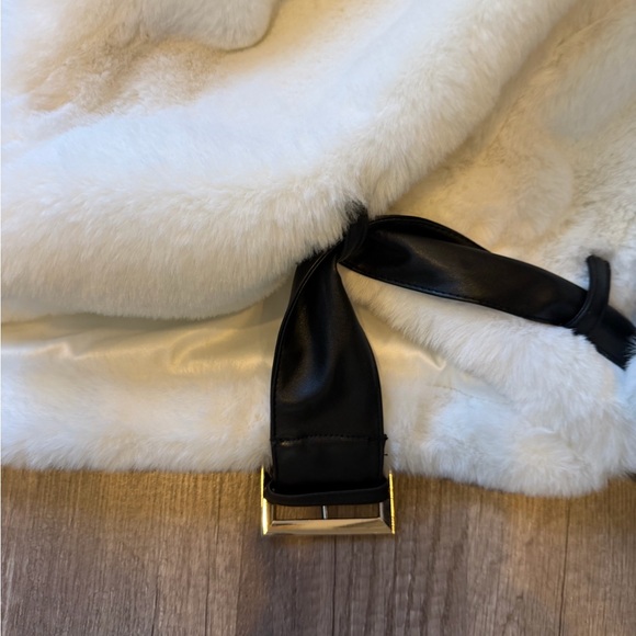 The Akira Label Montego white Faux Fur Biker Jacket Women’s Small NEW - Picture 10 of 16